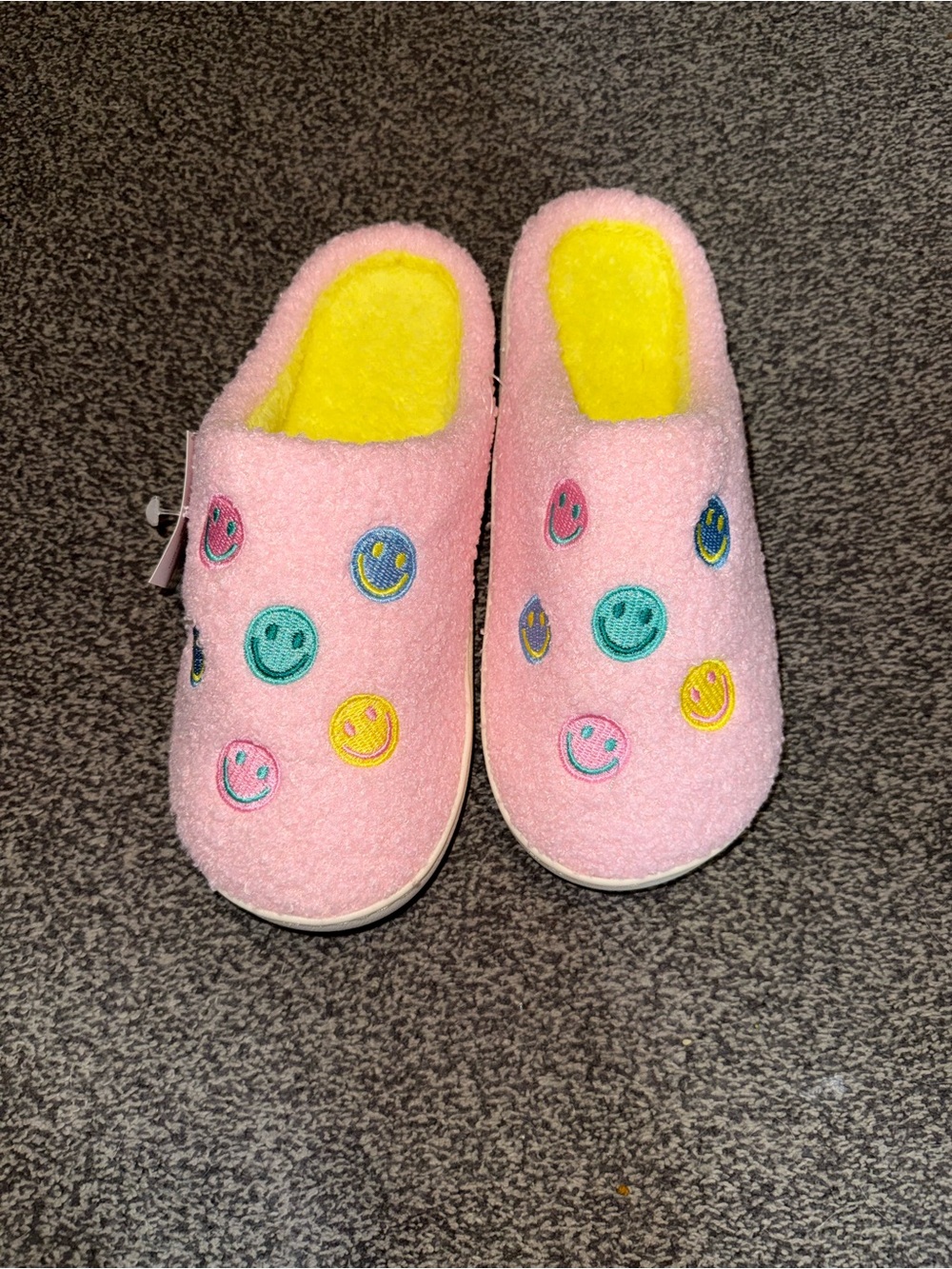 NWT Pink Smiley Face Plush Slippers Women’s Size 9/10 Cozy House Shoes
